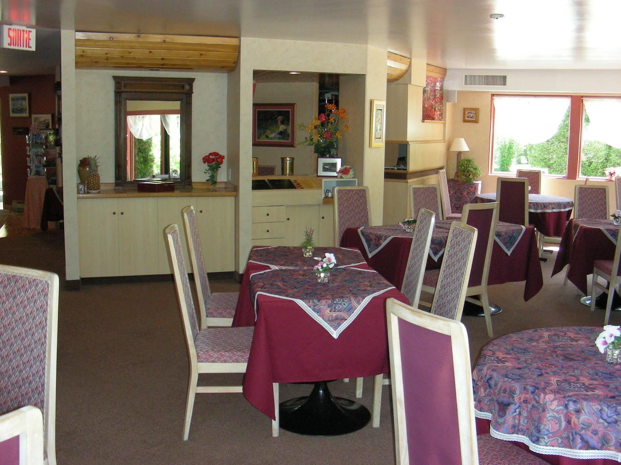 Auberge Du Jardin Petit-Saguenay Exteriör bild